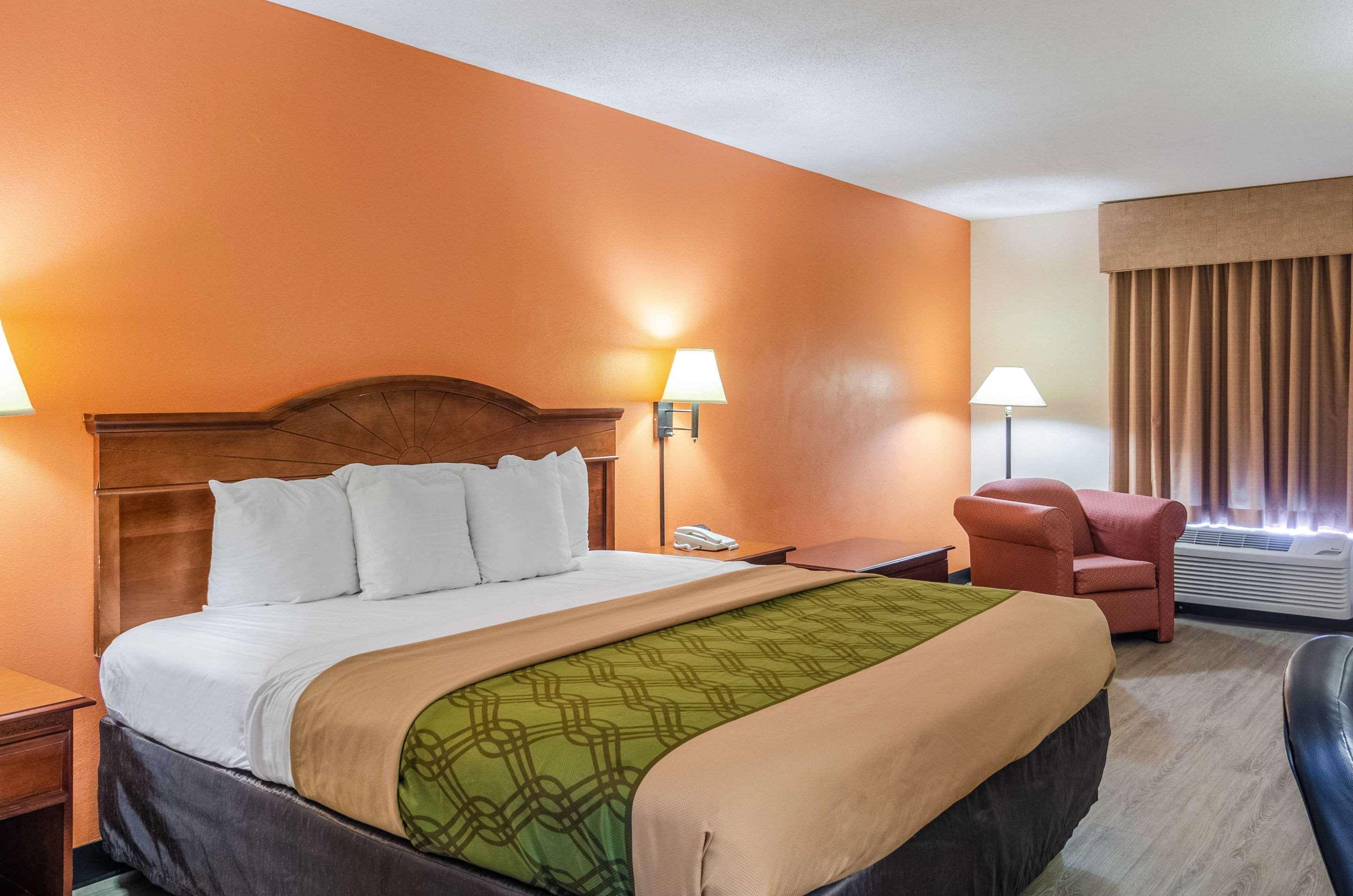 Econo Inn&suites Hotel