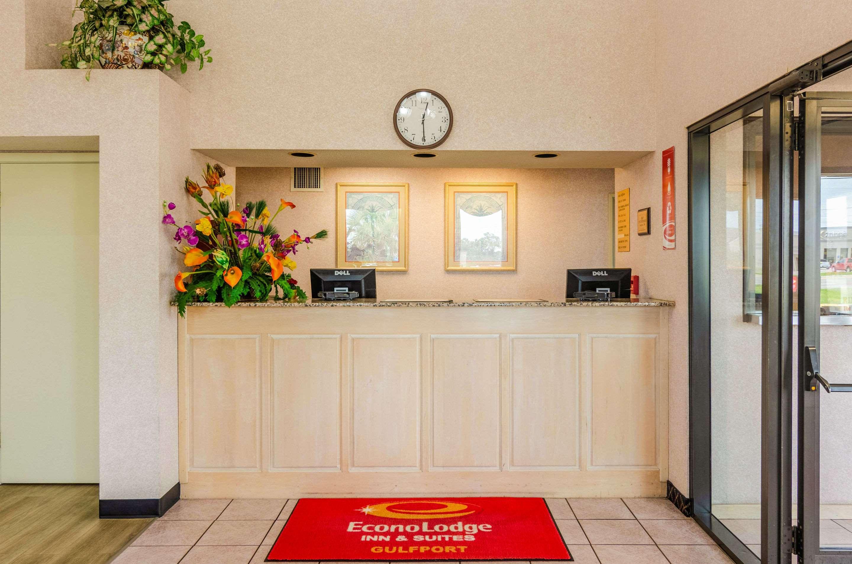 Econo Inn&suites Hotel