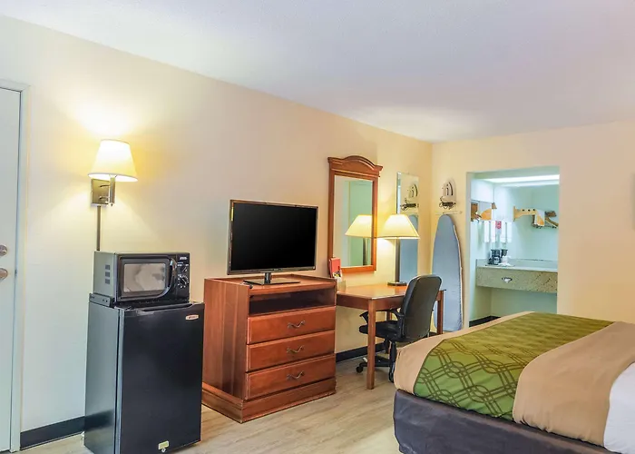 Econo Lodge Inn & Suites